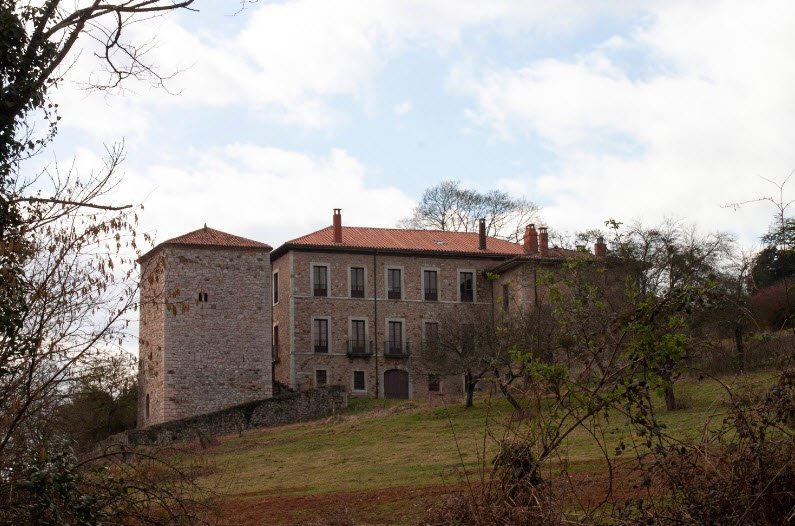Torre y palacio de los Ferrera, Spain